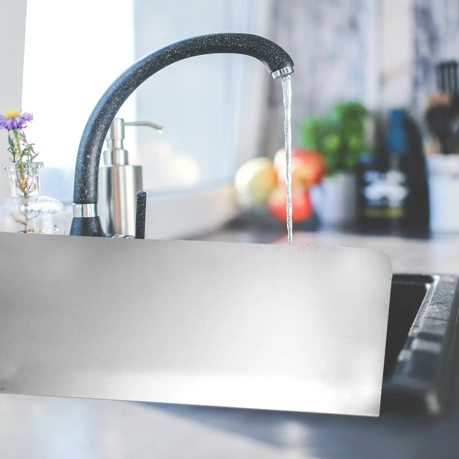 

2 шт. Защитные пластины для кухонной раковины от брызг, прочные металлические, регулируемые, подходят для всех стандартных раковин, решение для предотвращения брызг