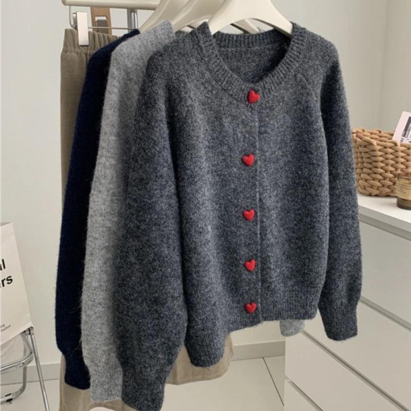 سترة محبوكة من الصوف باللون الرمادي العميق للنساء لخريف وشتاء 2025 أكمام كتف ناعمة ولزجة دافئة بإبزيم الحب