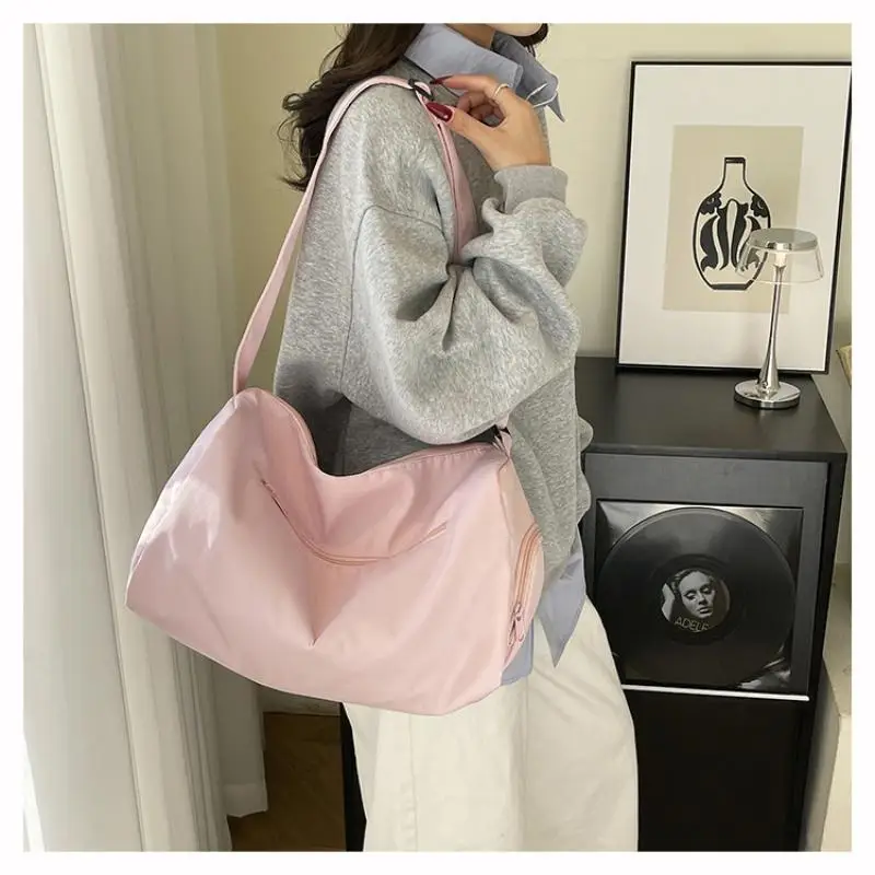 Beige Wasserabweisende Nylon-Reisetasche mit Verstellbarem Gurt Große Kapazität für Fitness Reisen Tägliche Pendlerfahrten – Detail 14