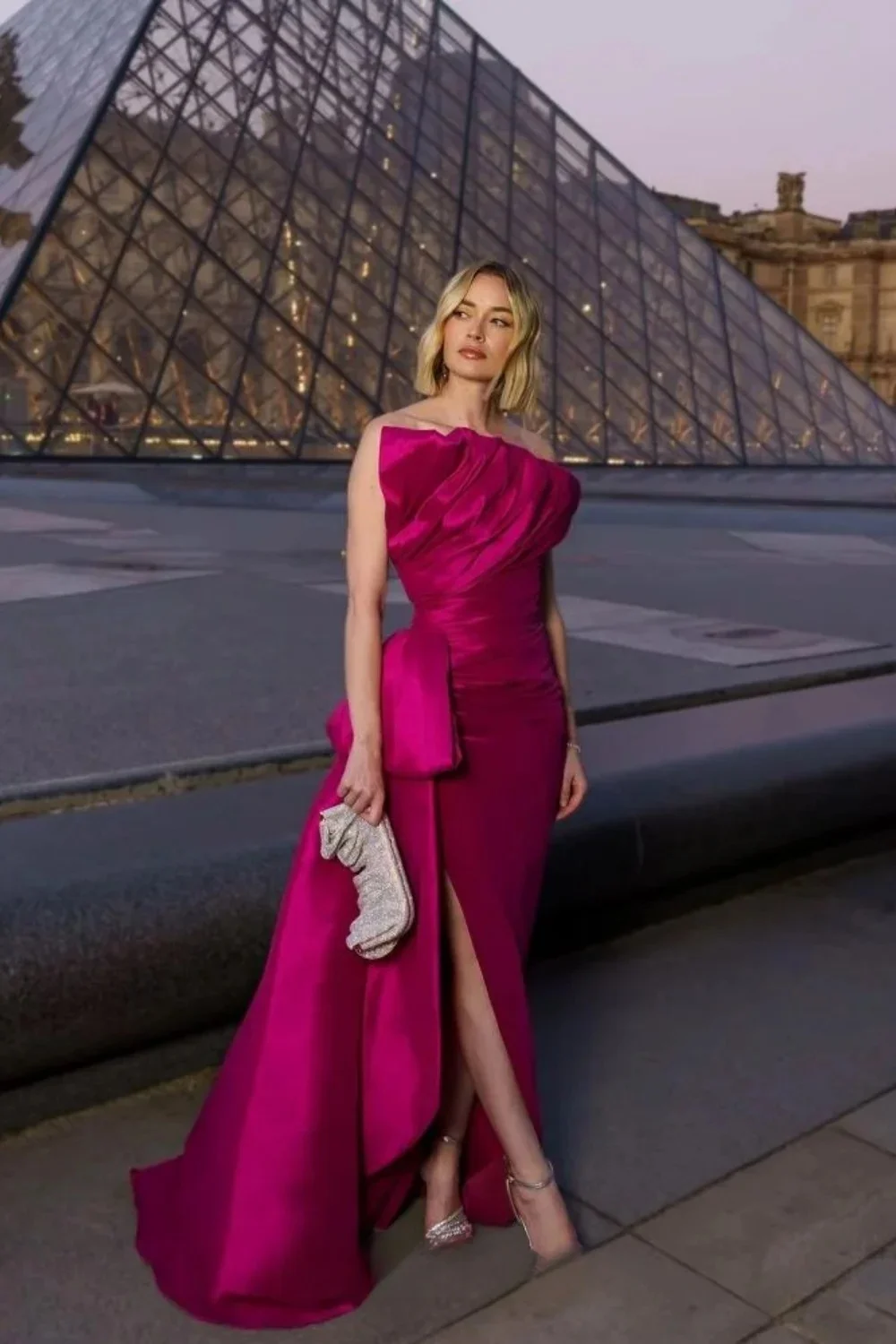 Abiti da sera senza spalline rosa rosa 2025 Abito da cerimonia nuziale con strascico a sirena pieghettata senza maniche in raso con spacco laterale personalizzato