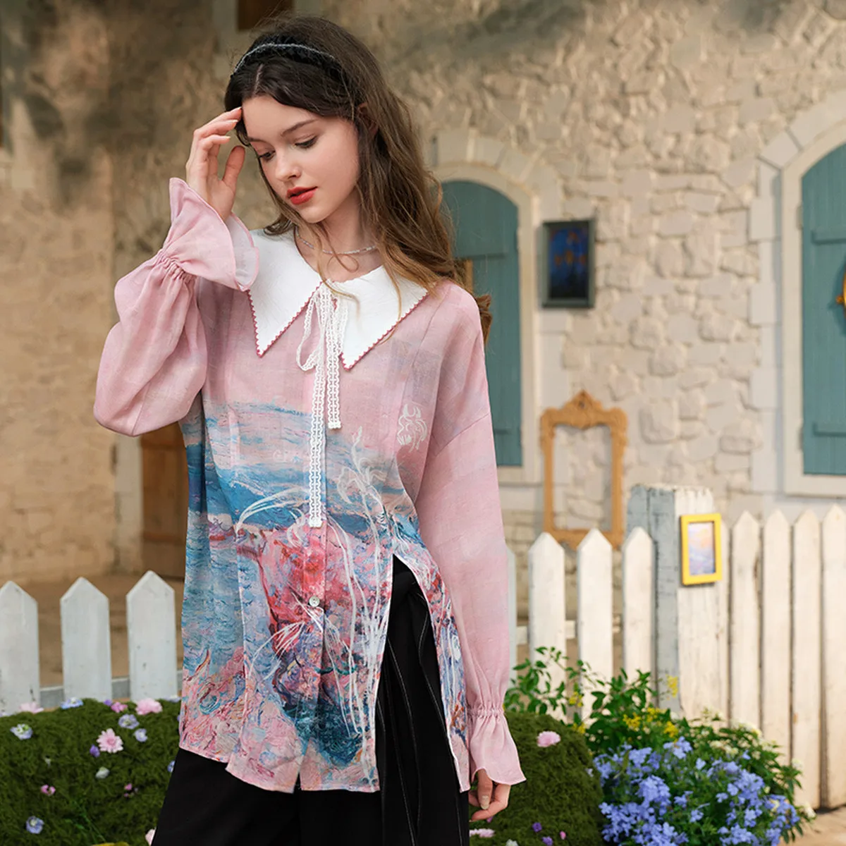 

Легкая шифоновая рубашка с цветочным принтом, цветными вставками на воротнике и разрезом по низу