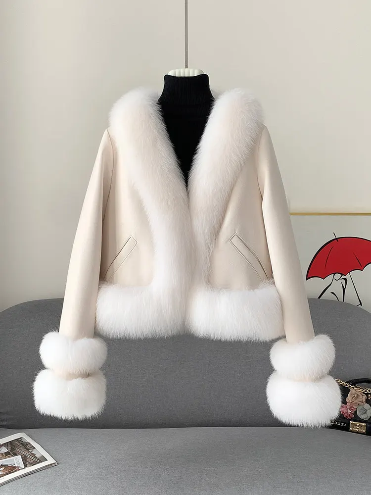 Neue kurze weiße Gänsedaunenjacke aus Fuchspelz und Wildlederfellmantel für junge und modische Frauen im Winter 2025