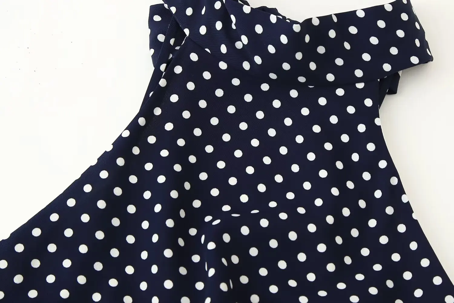 Elegancka sukienka w grochy z paskiem KONDALA, damska sukienka na ramiączkach, bez pleców, moda letnia 2025, styl high street, na wakacje, imprezę, sukienka typu halter.