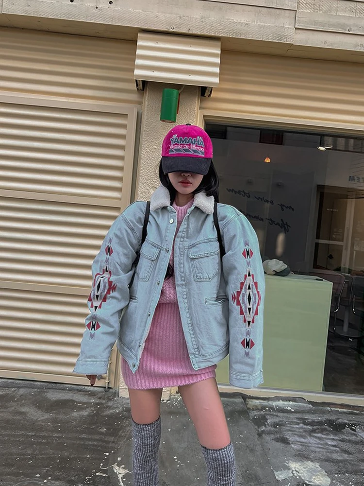 

Утепленная джинсовая куртка с вышивкой и подкладкой из плюша, женская модная верхняя одежда в корейском стиле, свободного кроя, из смесового хлопка, зимняя верхняя одежда