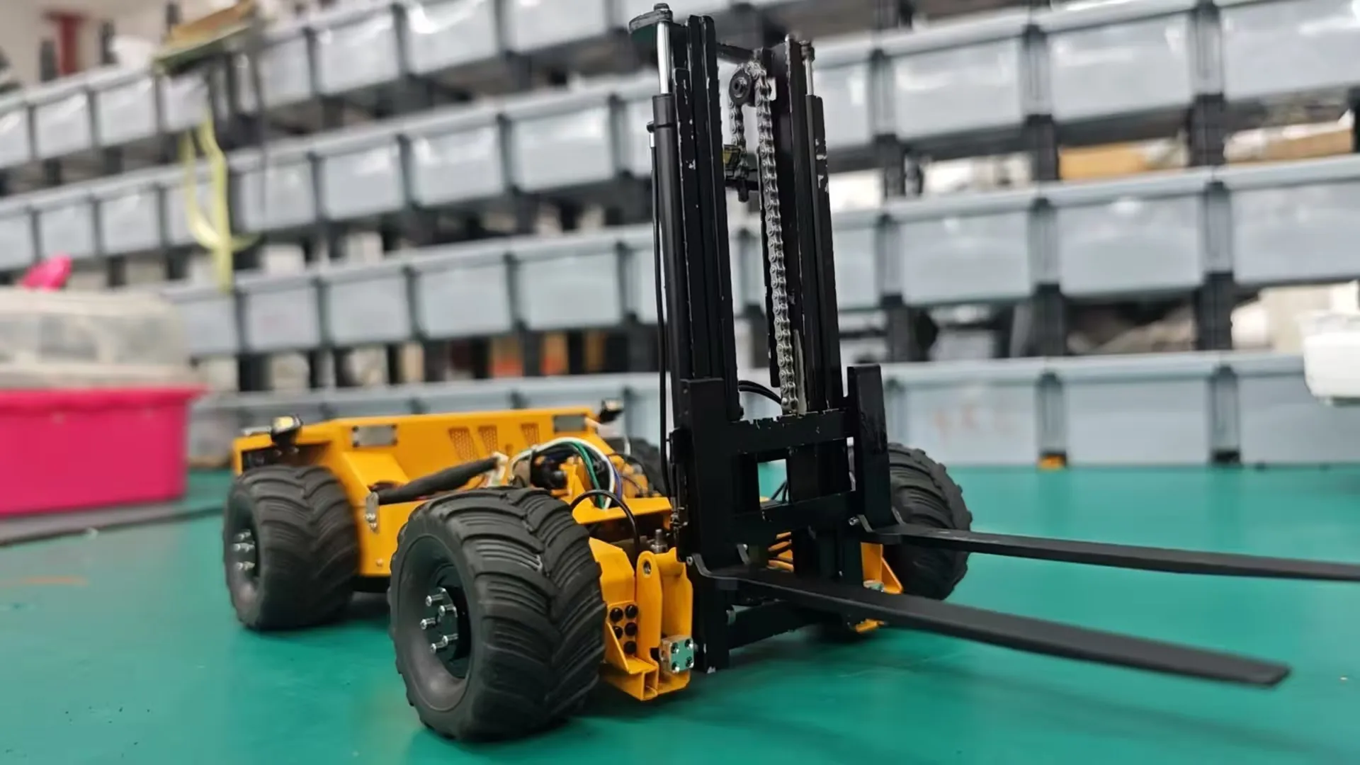 

Super Frog BM214 Metal 1/14 Radio Control Hydraulic Truck Mounted Forklift 5 Way Valves Light System Sound Frsky X14 Machine Car