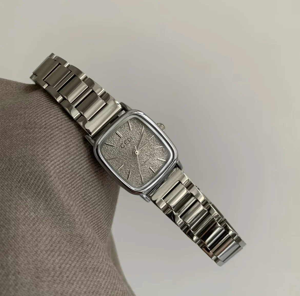 

Exquisite ladies' watch, square frosted disc, elegant and high-end workplace watch, fashionable and luxurious women's watch
