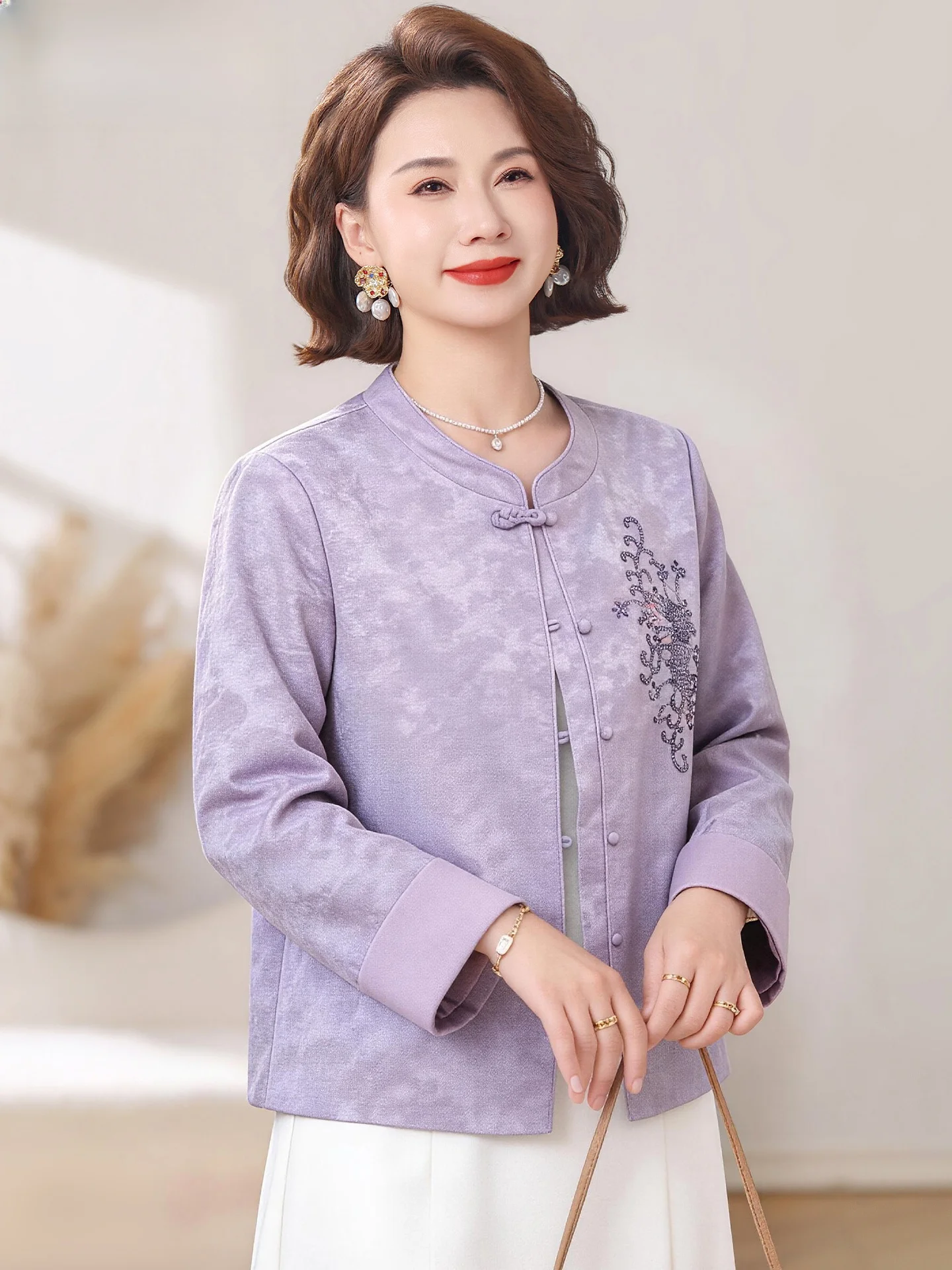 

Новая китайская весенняя верхняя одежда 2026: Куртка-жакет в стиле Тан для женщин среднего и старшего возраста, короткое пальто