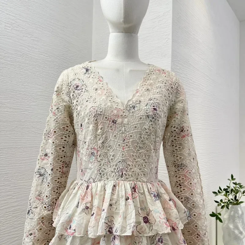 ベージュの花柄プリント長袖刺繍ディープVネックルーシュミディドレス