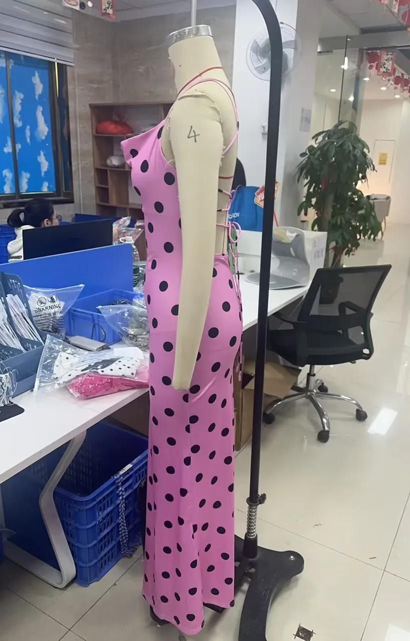 

Женское длинное платье на тонких бретелях, розовое, без рукавов, с воротником-хомутом, с открытой спиной, в пол, для летних пляжных вечеринок