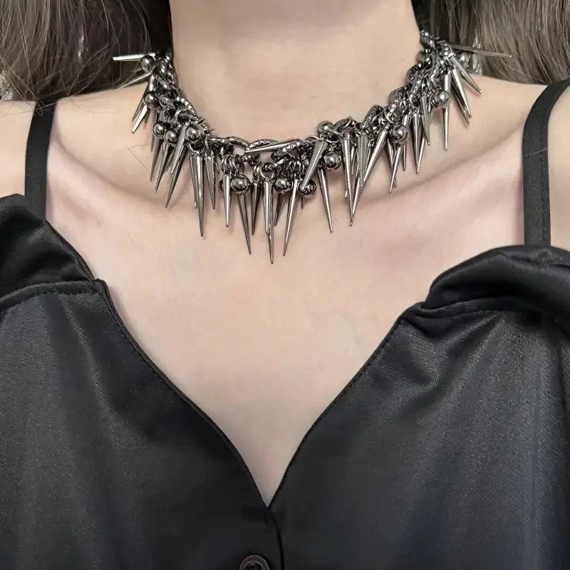 Punk Style Y2K Spicy Girl Style Black Rivet Necklace, Exquisite Buckle and Adjustable Chain Link Design, Comfortable to Wear.
