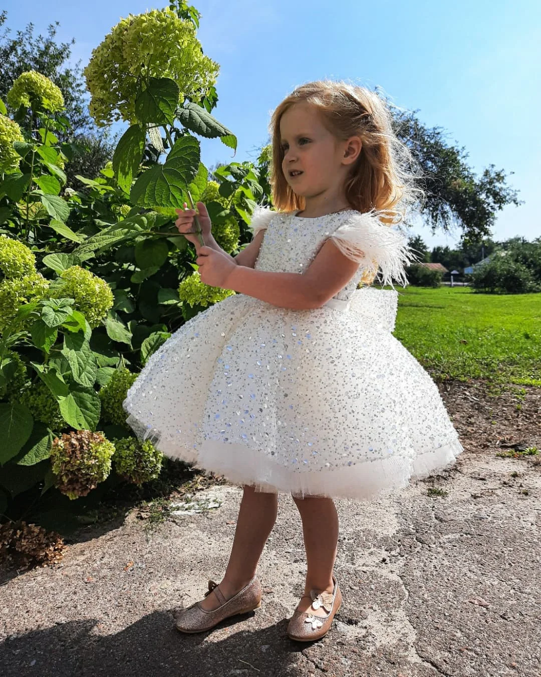 Vestido de flor branco Puffy Tulle, vestido de casamento, vestido de baile fofo, miçangas de glitter, arco de penas, festa noturna