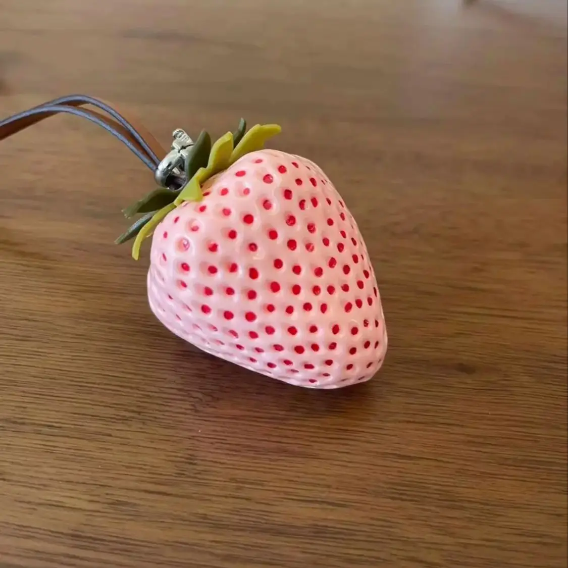 

Keychain Waterproof Strawberry Key Ring Elegant 3D Versatile Bag Charm Vivid Handmade Red Resin Fruit Pendant Friends