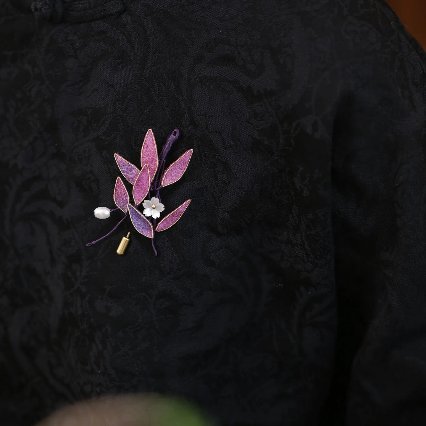 Handmade Chinese Purple Filigree Leaf Fabric Brooch Pin For Hanfu Cheongsam Collar Anti Exposure Decorative Garment Pearl Accent