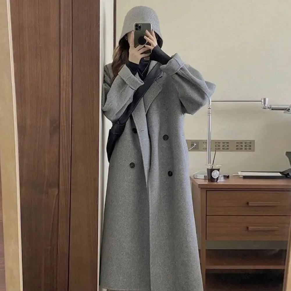 Свободное зимнее пальто. Стильное женское двубортное шерстяное пальто с отложным воротником. Свободный крой. Элегантное пальто средней длины для улицы.