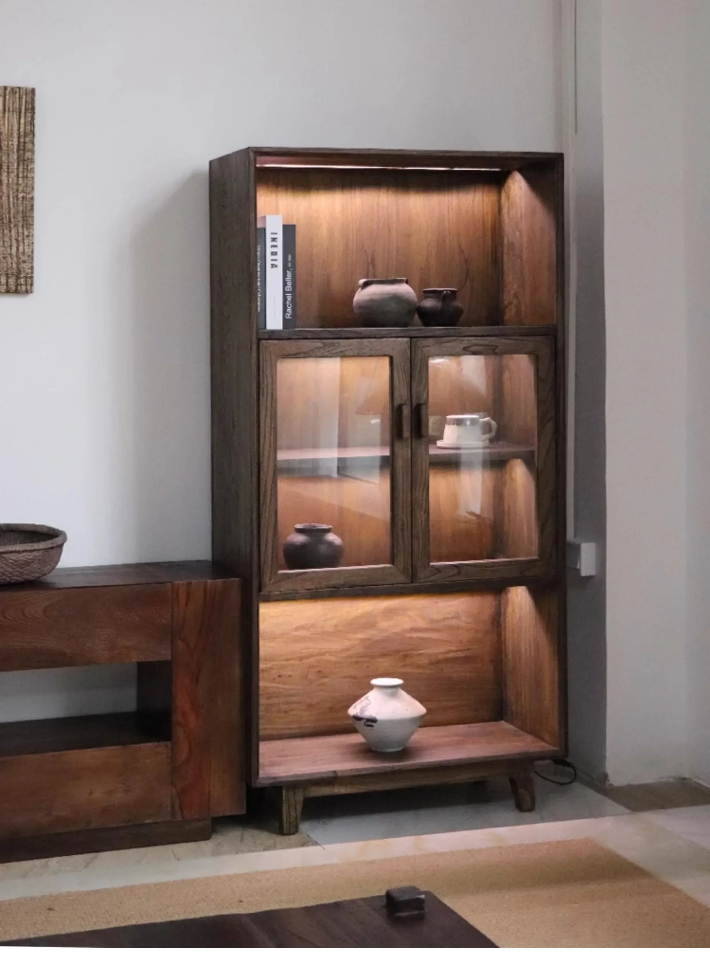 

Настенный шкаф-витрина yj32 в стиле Ваби-саби из массива дерева со светодиодной подсветкой и стеклянными полками