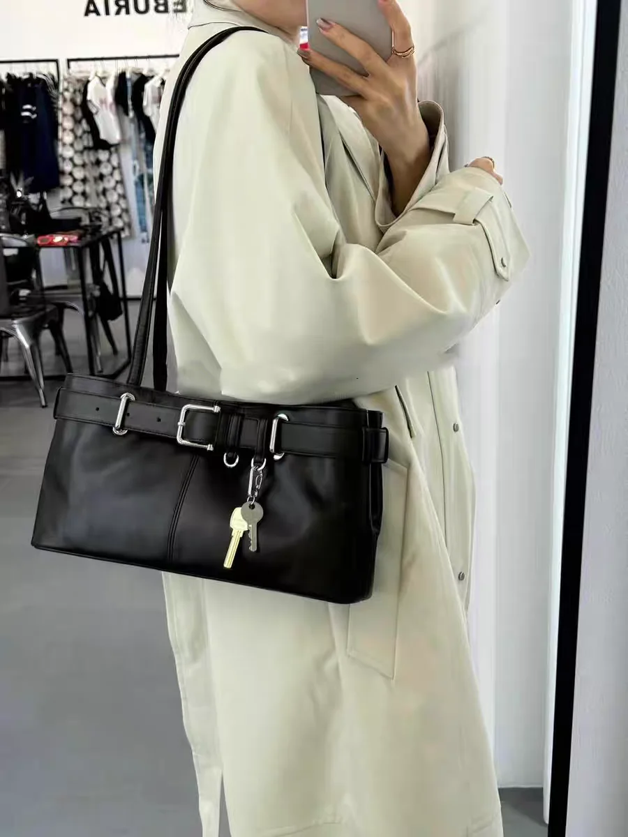 حقيبة دراجة نارية مصممة للنساء، حقيبة كتف عصرية، حقيبة تحت الذراع بإبزيم حزام، حقيبة ناعمة بأسلوب كوري عصري للترفيه والاستخدا...