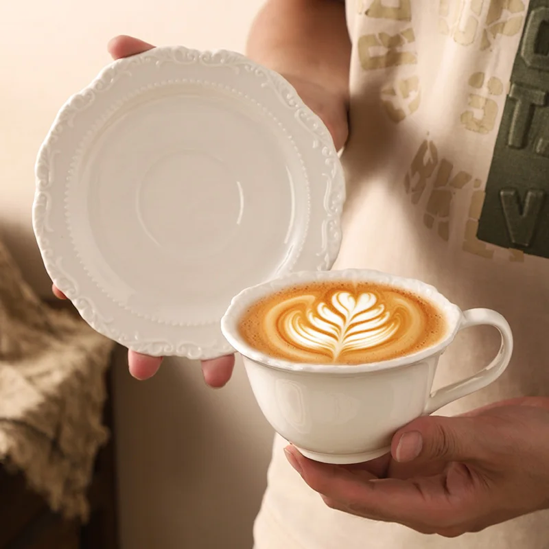 الفرنسية الإغاثة الرجعية فنجان القهوة أطقم أطباق 220 مللي المنزلية الجديدة السيراميك رائعة الصلبة مقبض أكواب الراقية طبق مدمج مستدير