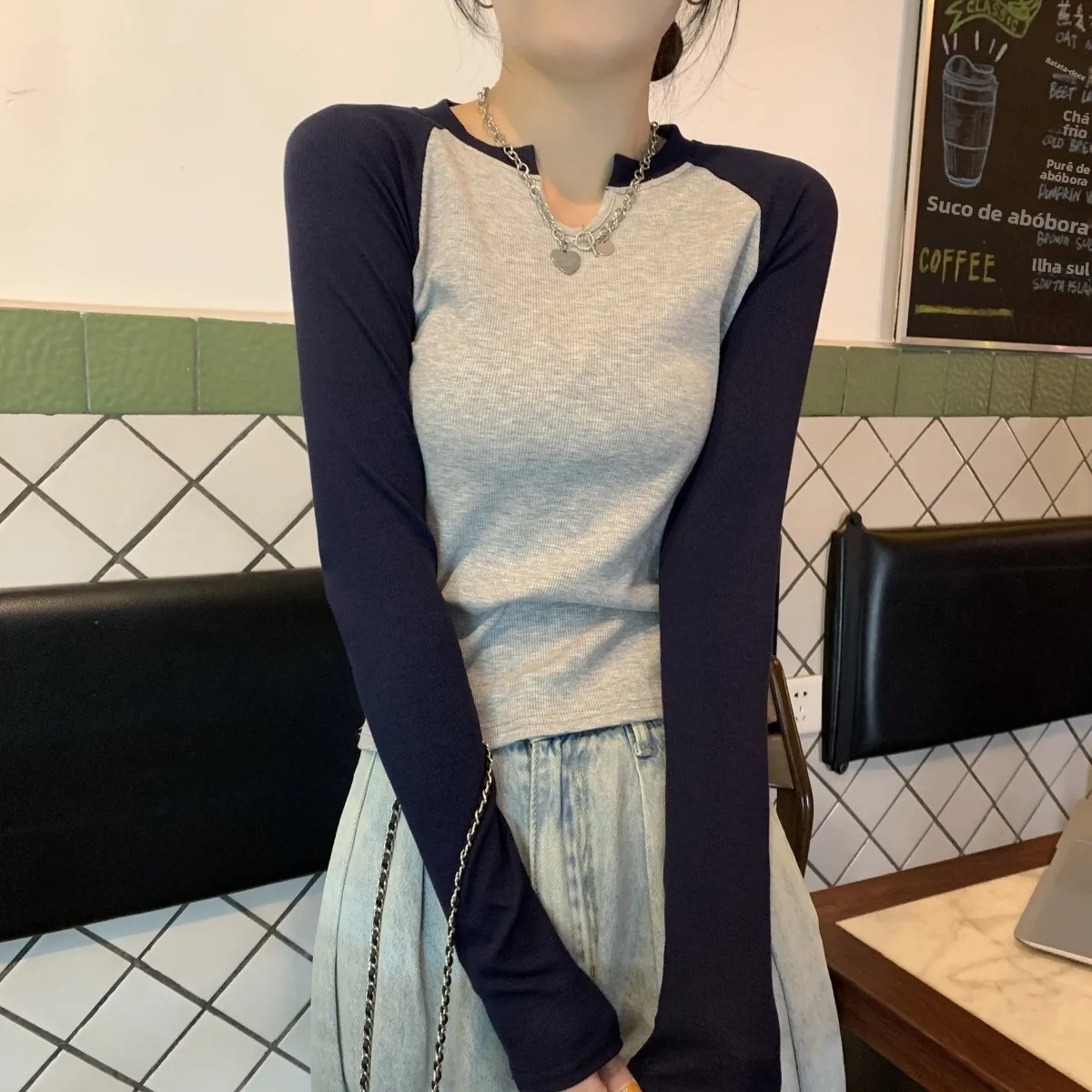 Camiseta Feminina Slim Fit de Manga Longa com Design Moderno e Sensacional, Bloco de Cores, Gola Meio Aberta, Adequada para E...