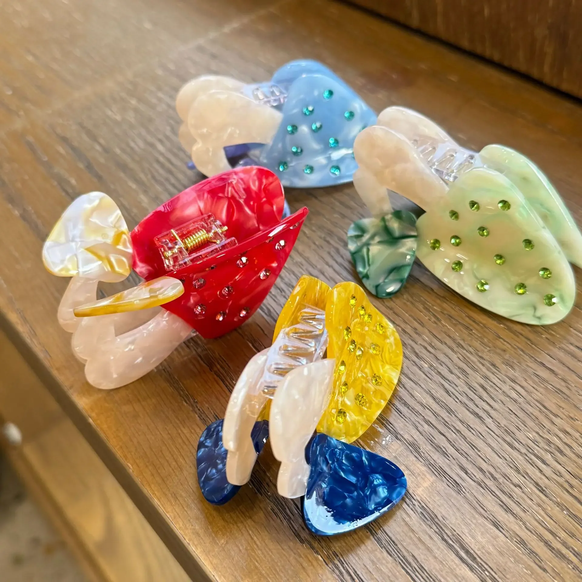 

НОВЫЙ коготь для волос в форме гриба со стразами, средний размер, интересный дизайн, экологически чистый материал, заколки для волос, аксессуары для волос для женщин