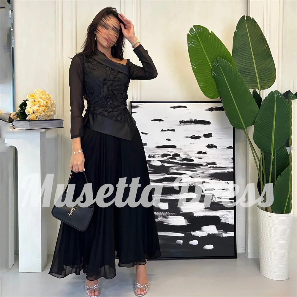 Musetta Schwarzes Abendkleid mit langen Ärmeln und Spitzenapplikationen, A-Linie, V-Ausschnitt, Chiffon, Falten, formelles Abschlussball-Partykleid