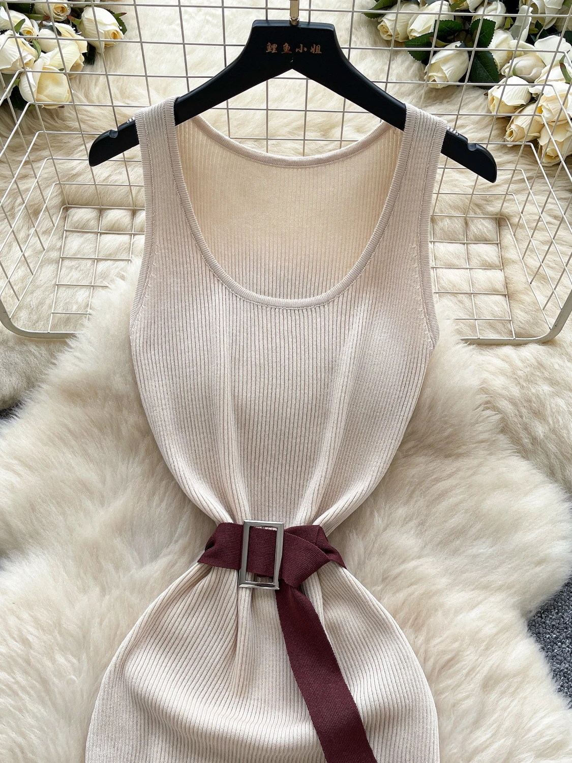 시크한 여름 니트 슬림핏 베스트 드레스 여성 하이웨이스트 슬리브리스 랩 허리 디자인 패셔너블 출근룩 A라인 스커트