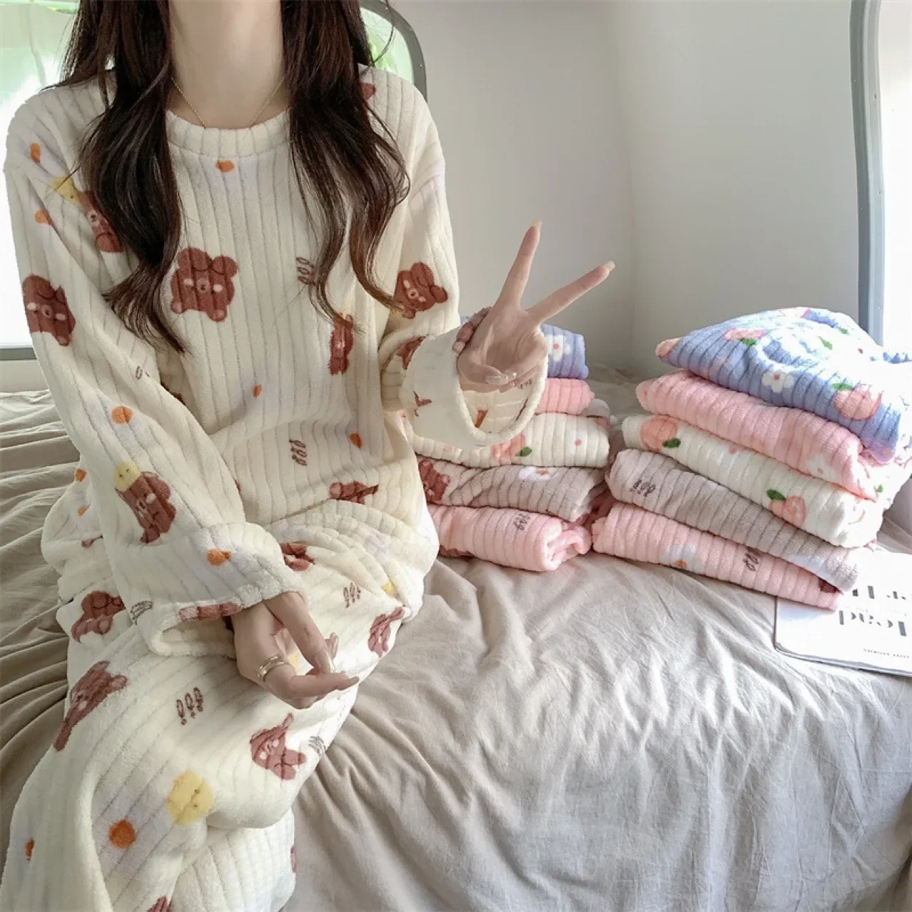 

Sweet Girls Cute Printed Coral Fleece Pajamas Set Autumn Winter Warm O Neck Tops and Bottoms Loungwear for Women Thick Homewear