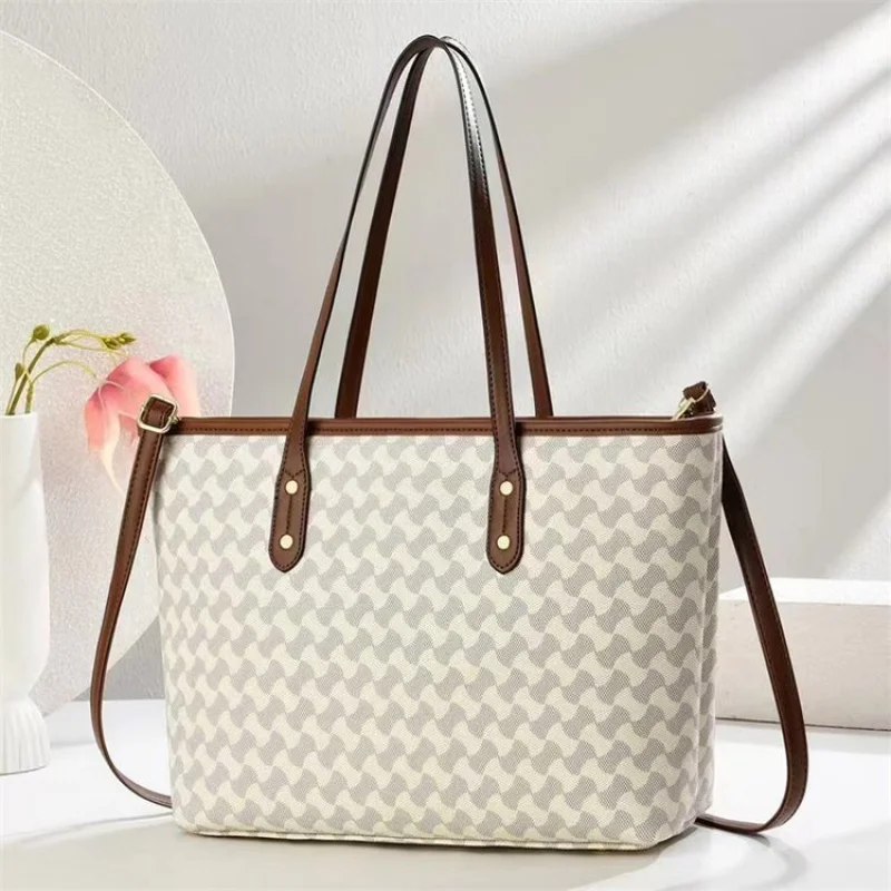 

Popular Classic Elegant Women's Tote Bags - Leather Messenger Bag With Crossbody Strap For Stylish Ladies