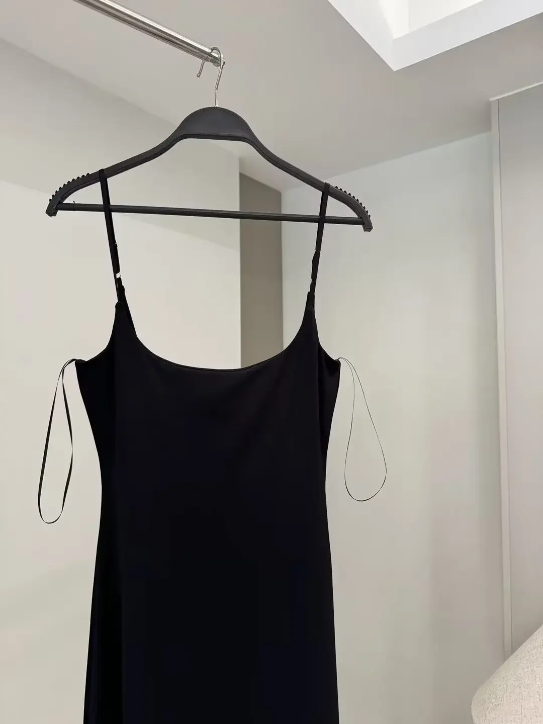 Vestido feminino versão slim, com alças de ombro finas, suspensão longa, sem mangas, brincalhão, retrô, nova moda, 2024