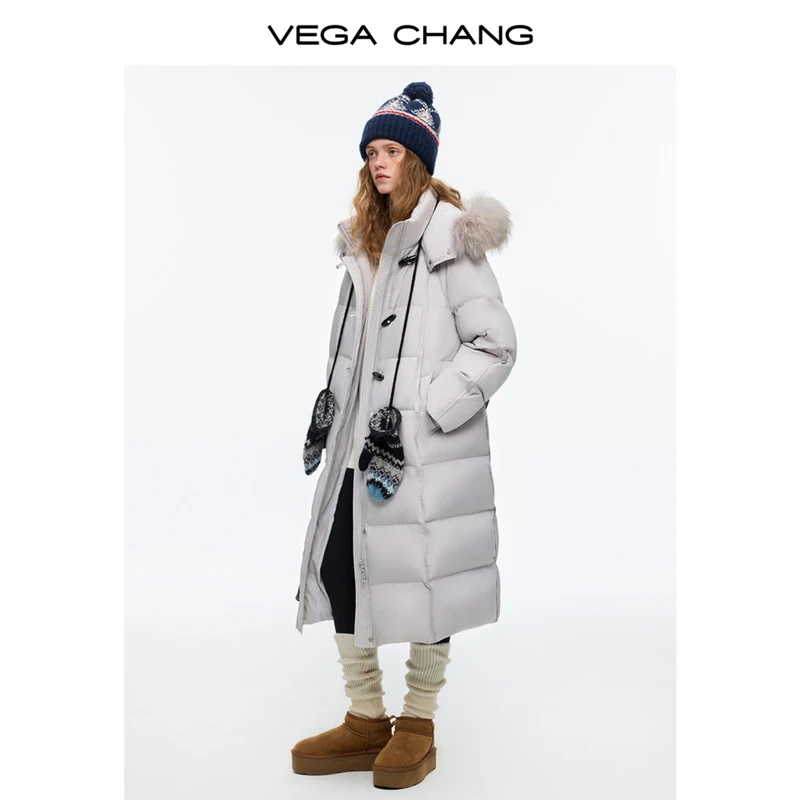 เสื้อแจ็คเก็ตดาวน์ยาวสำหรับผู้หญิง Vega Chang รุ่นใหม่สำหรับฤดูหนาว พร้อมฮู้ดและปกขนแรคคูนที่ถอดออกได้  กระดุมแบบสลับ [ไม่รวมอุปกรณ์เสริม]