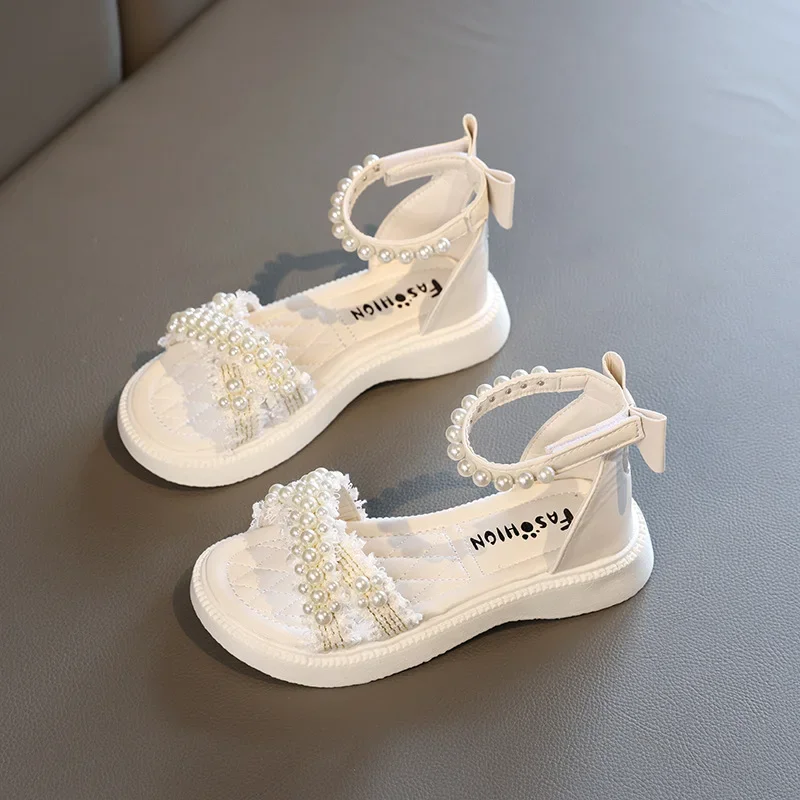 Sandalias de princesa blancas para niña, zapatos de playa informales con plataforma de perlas, planos antideslizantes con lazo, novedad de verano, 2024