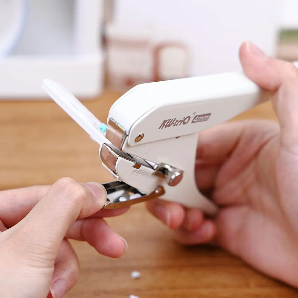 ثقب دائري واحد بقطر فتحة واحدة 4 مم، يثقوب بسهولة في 20 ورقة من ورق النسخ.