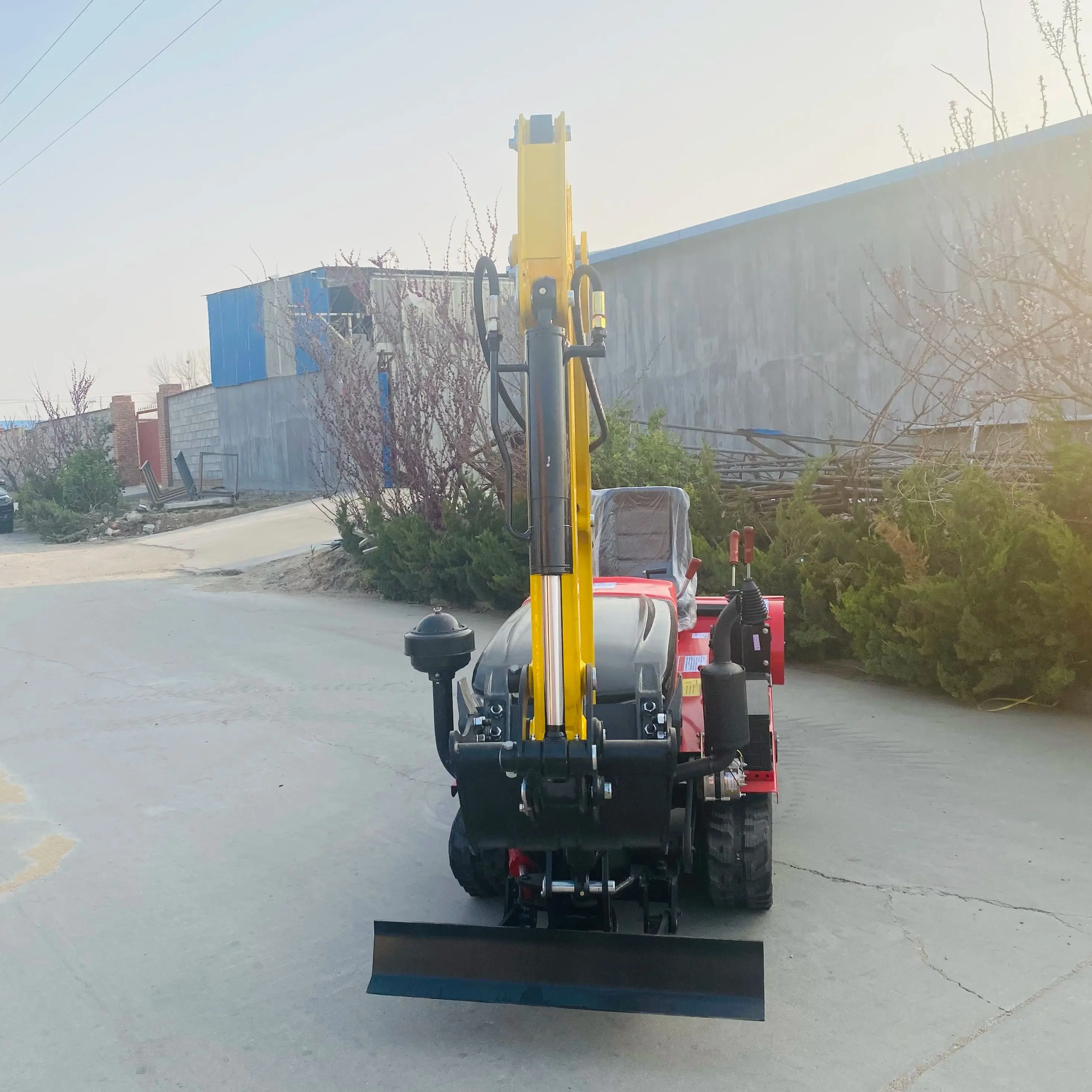 

Многофункциональный мини-культиватор на гусеничном ходу 22 л.с. с экскаватором для обработки почвы и подготовки полей под сельскохозяйственные культурные ротации