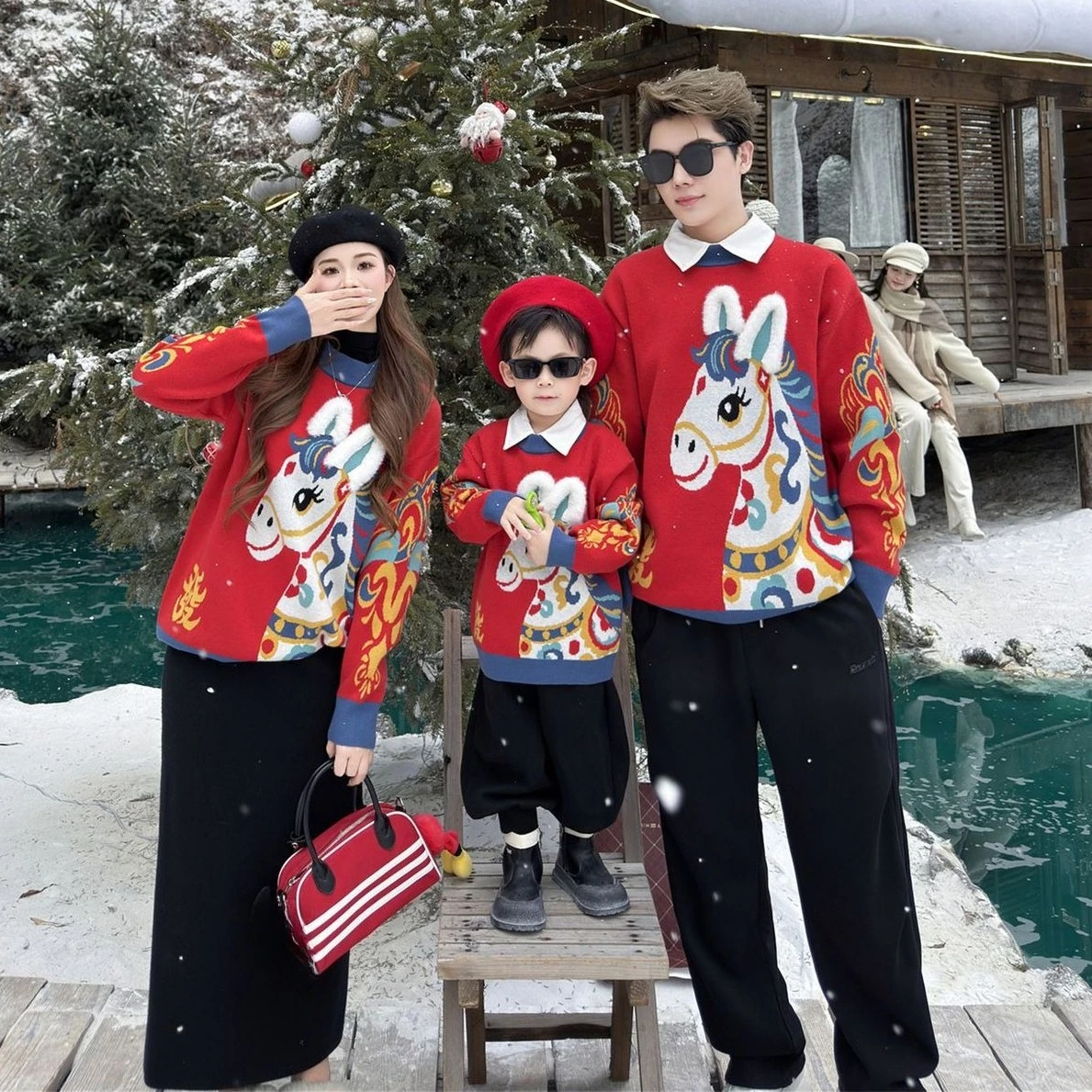 ‌ 2026 السنة الجديدة الأسرة مطابقة الملابس الأحمر متماسكة سترة الآباء الاطفال الشتاء للجنسين الصينية عطلة القمم الوليد رومبير للرضيع