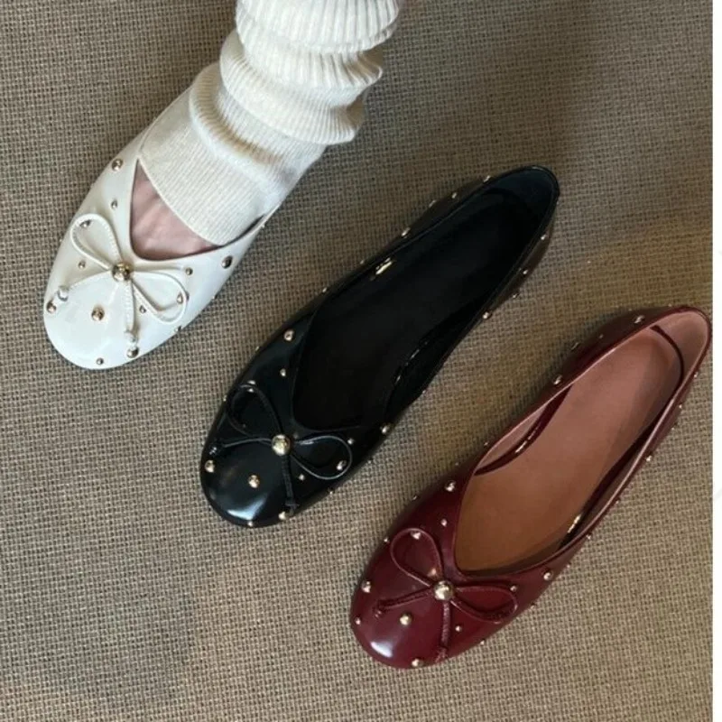

Женские туфли на плоской подошве, осень 2025, новинка, повседневная обувь из лакированной кожи с круглым носком и заклепками, мягкая подошва