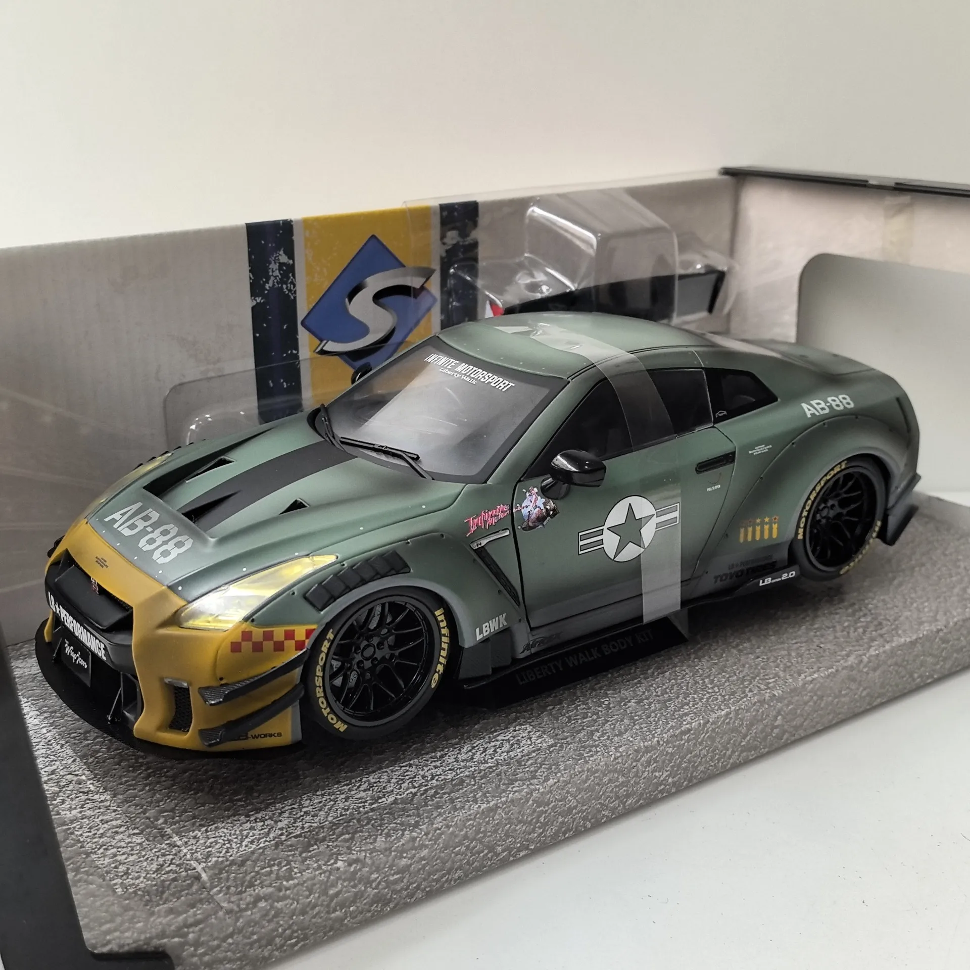 โมเดลรถไดแคสต์ SOLIDO สเกล 1/18 รุ่น GT-R R35 LB ผลิตจากโลหะผสม ของสะสม ของเล่น ของที่ระลึก ของตกแต่ง