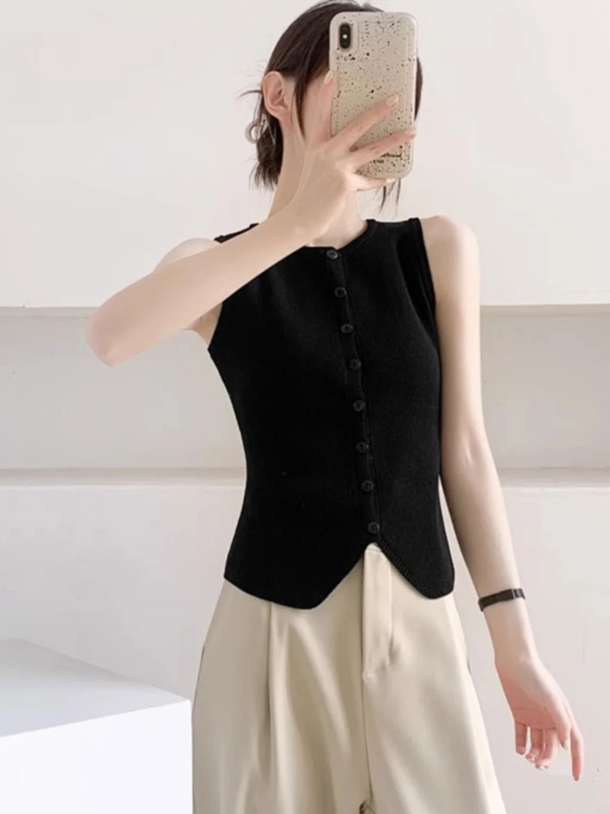 Ladies Thin Black Slim Fit Vest Ice Silk Knitted Sleeveless Cardigan Spring Summer New Style round Neck Single Button Closure