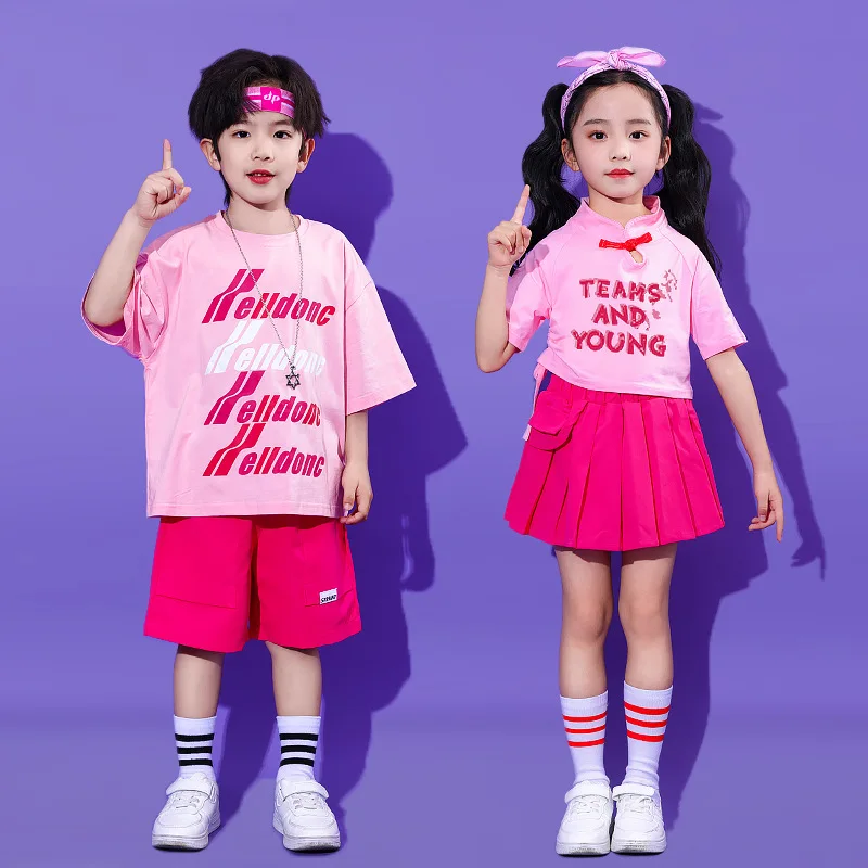 Conjunto de espectáculo de danza de porristas para niños, vestido de manga corta con estampado de letras rosas para niñas y niños, pantalones cortos rojos de moda