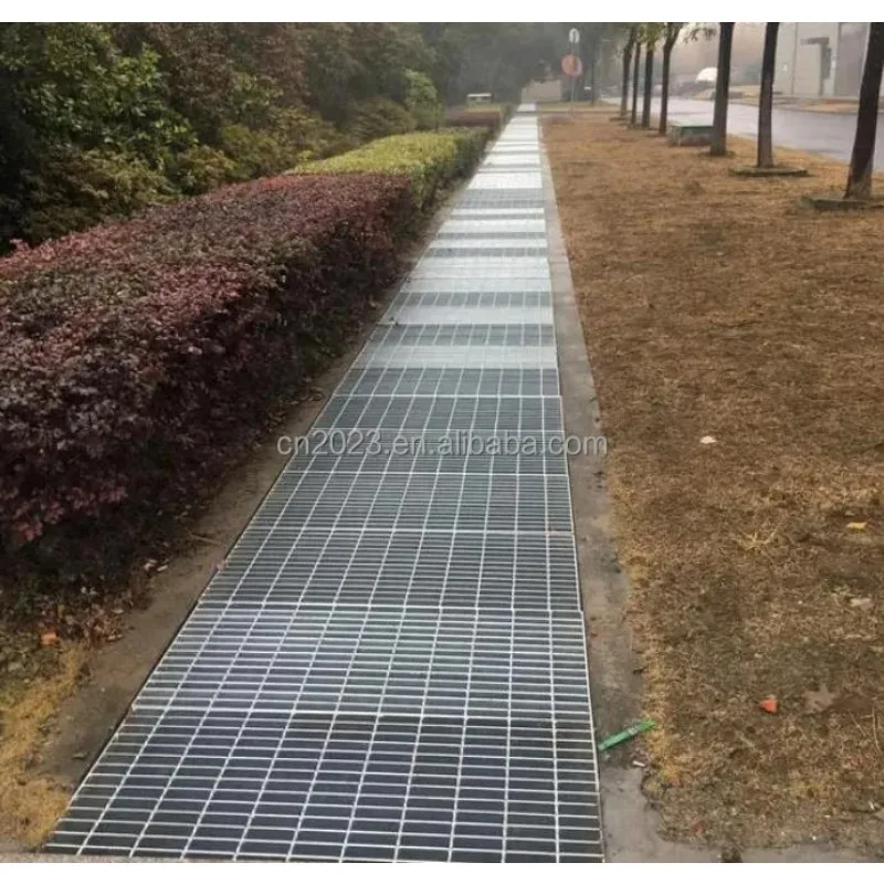 Piastra di rete in acciaio zincato su misura Griglia di barra metallica Prezzo per marciapiede Copertura della griglia di scarico di drenaggio in acciaio per canale