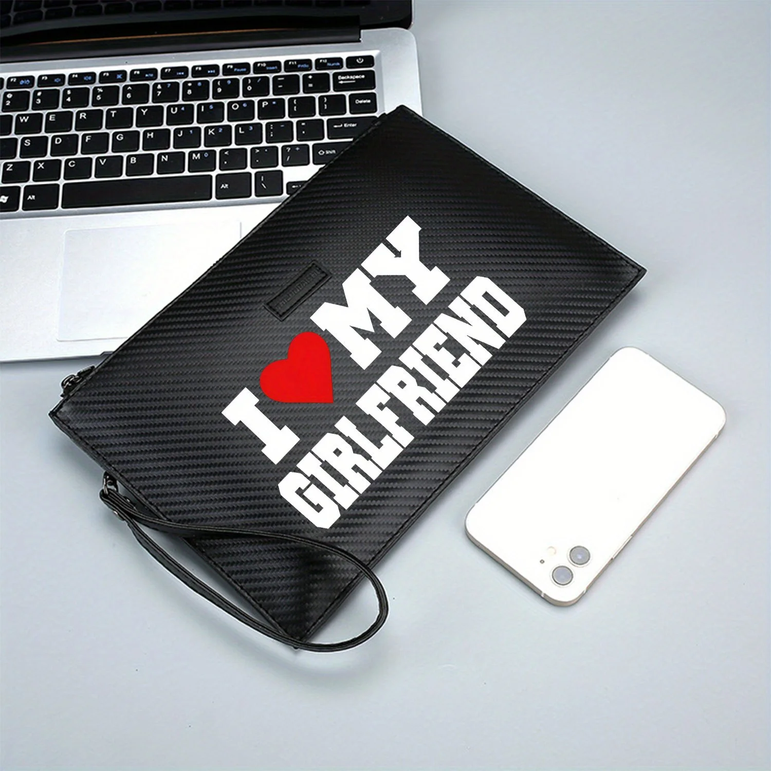 أنا قلب صديقتي، خلفية سوداء. حقيبة يد رجالية أنيقة مطبوعة من البولي يوريثان عصرية وعملية للحمل اليومي