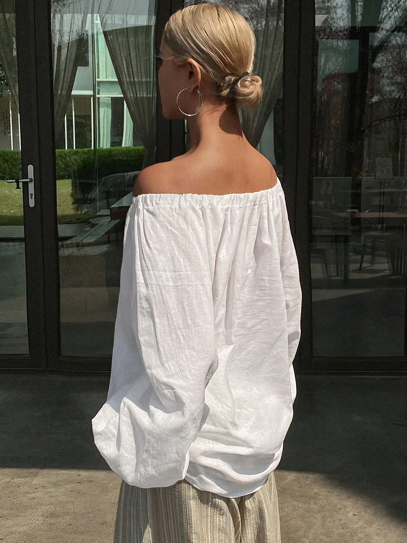 Damen-Bluse aus 100% Baumwolle mit schulterfreiem Design, Laternenärmeln, verstellbarem Bindekragen und elastischem Design. – Detail 2
