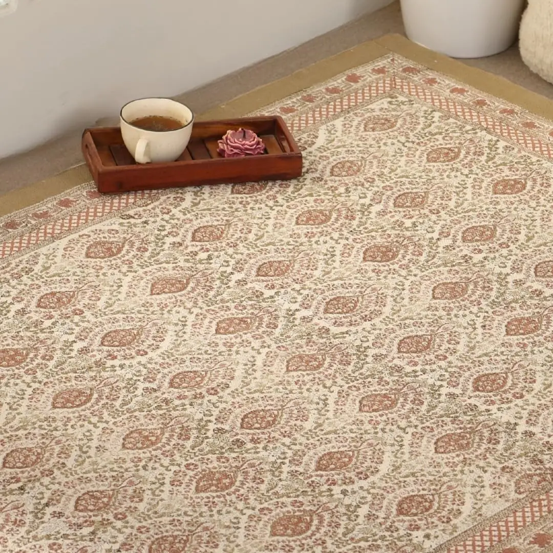 

Ковер в винтажном стиле с цветочным медальоном, бежевая основа с терракотово-зеленым узором