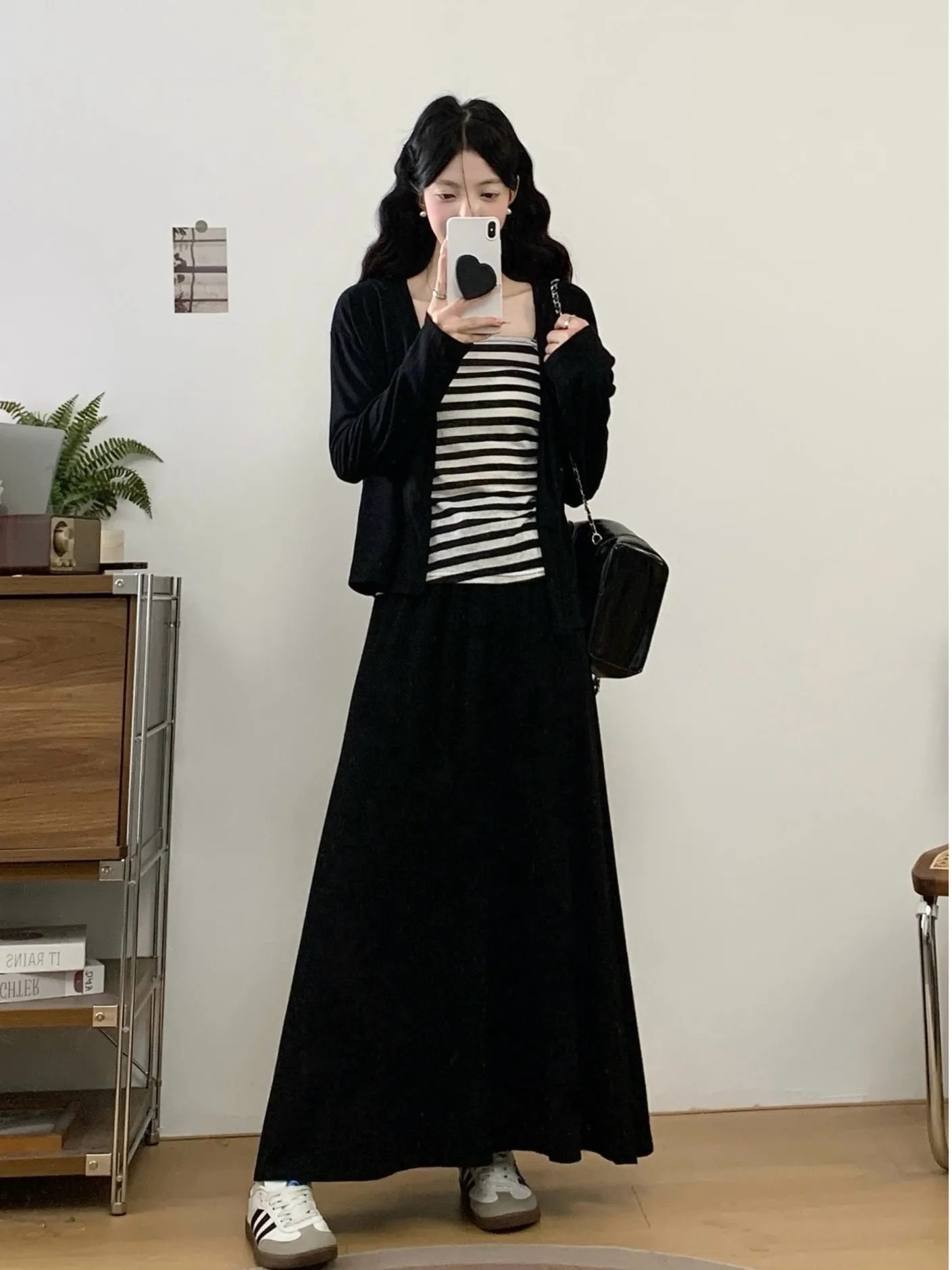 

Женский комплект больших размеров: повседневный вязаный топ-кардиган в полоску и юбка миди с высокой талией. Модная осенняя новинка.