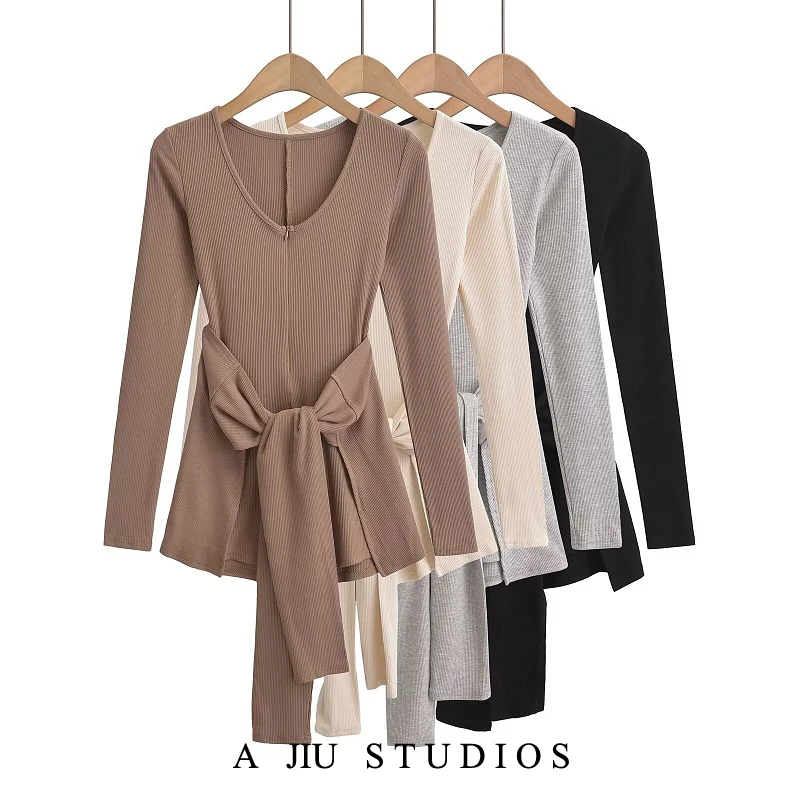 

Сексуальный и стильный женский комплект из двух предметов: топ с V-образным вырезом на молнии и открытой спиной, и облегающие брюки с поясом на талии. Идеально для весны и осени.