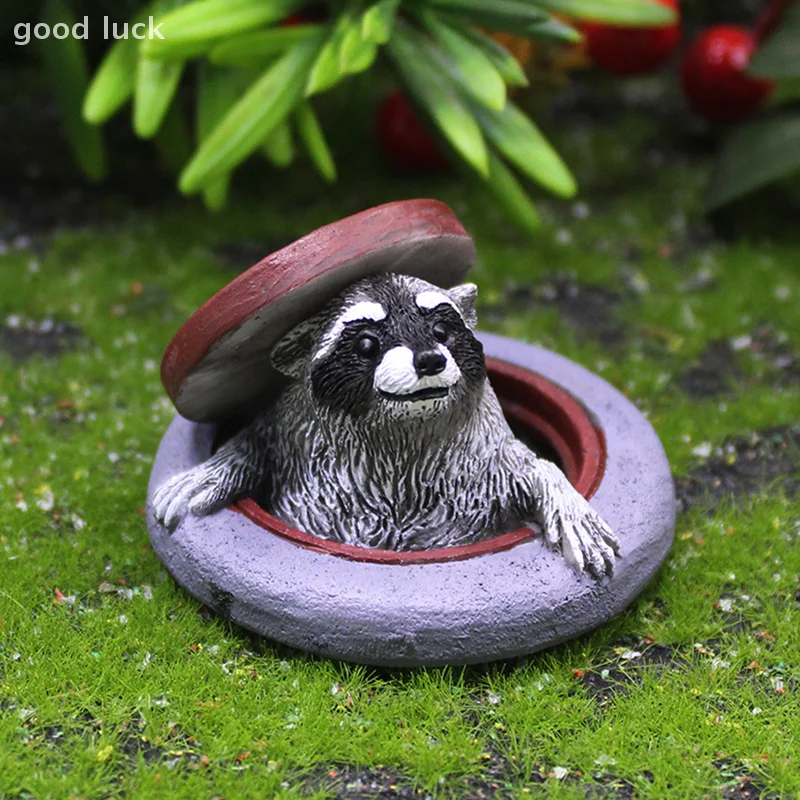 Raccoon Ornament Under Manhole Cover Garden Microlandscape Simulation Animal Resin Decor For Indoor/Outdoor Lawn, Tabletop Decor