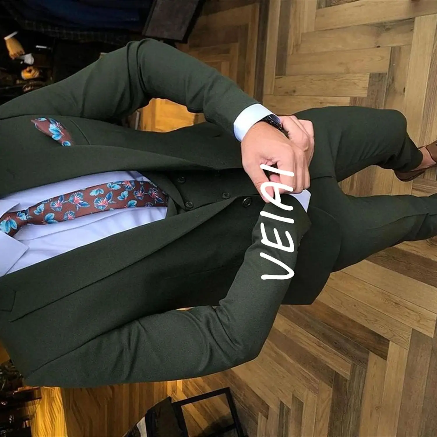 

CustomizedLatest White Suits for Wedding Tuxedos Groom Wear Black Peaked Lapel Groomsmen Outfit Man Blazers 3 Pieces Costume Hom