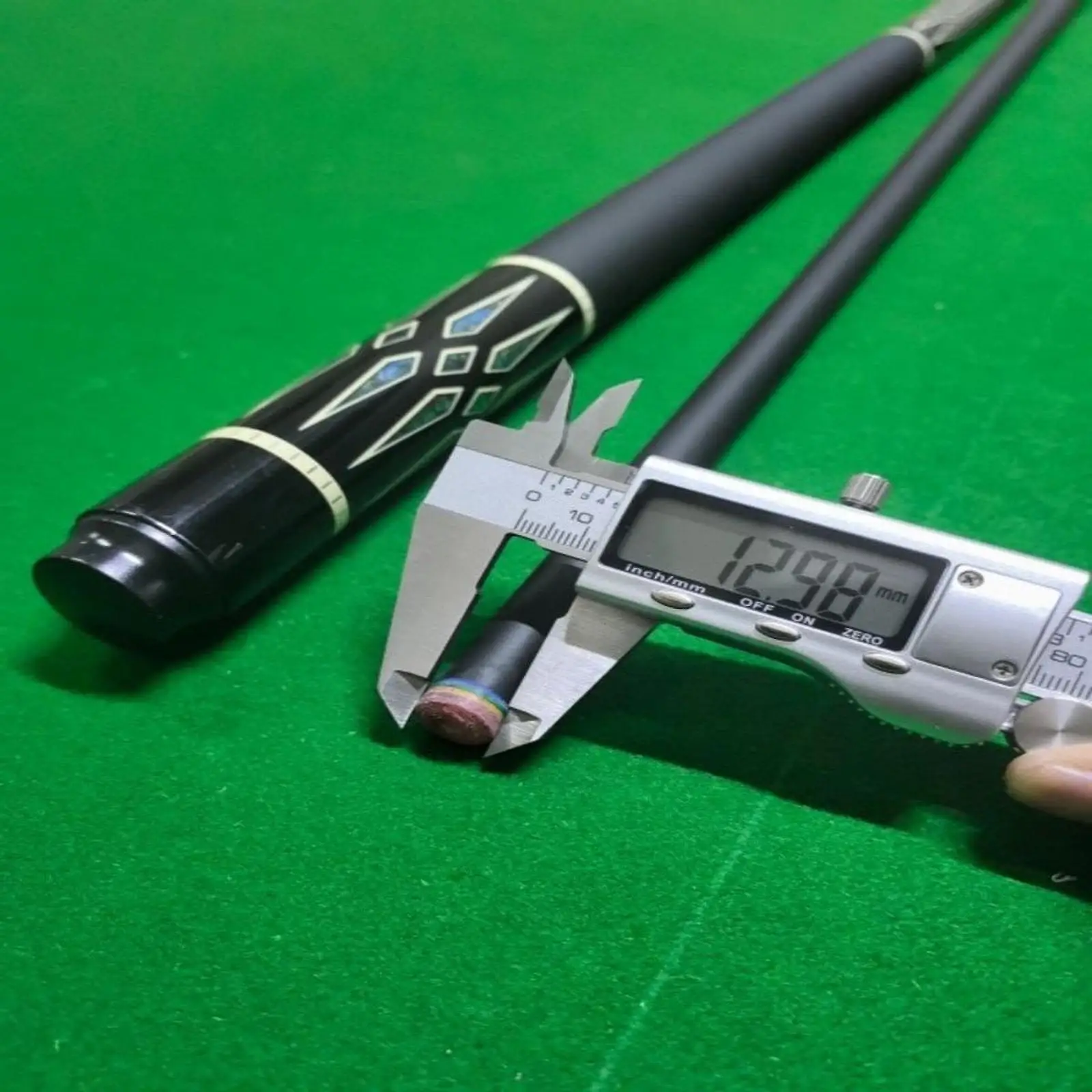 Lightweight Carbon Fiber Pool Cue Professional Two Section Snooker Cue Smooth Impact for Adult Billiards Tournament Use