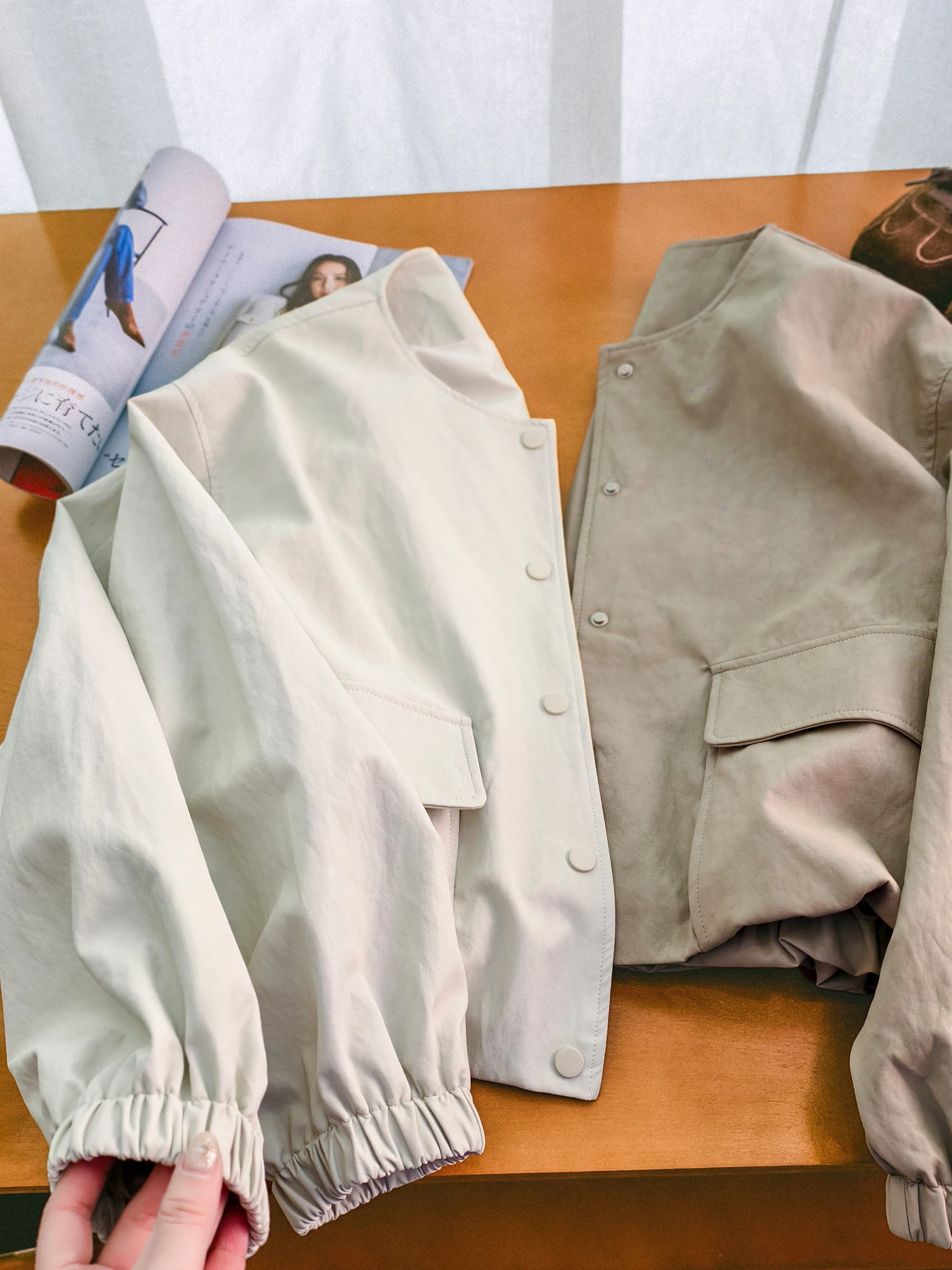 滑らかなプロテインレザーコート、ラウンドネック、ボタンダウン、春の新作カジュアルウェア、ショート丈、無地、レディースアウター