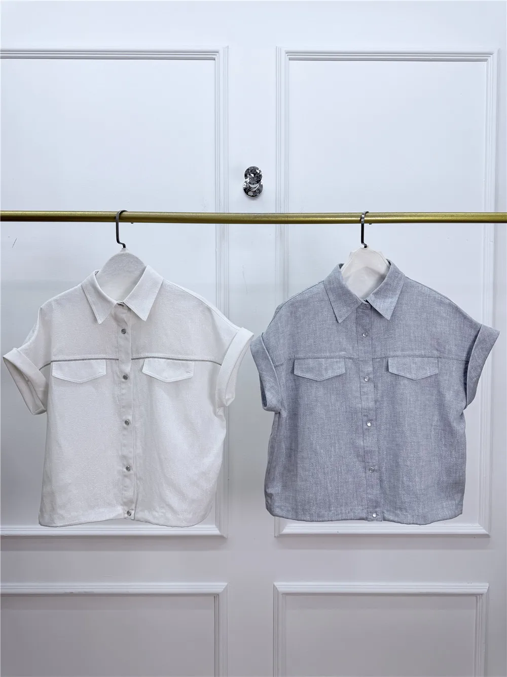 

Женская одежда: блузка с коротким рукавом, воротником-лацканом и бисерной отделкой