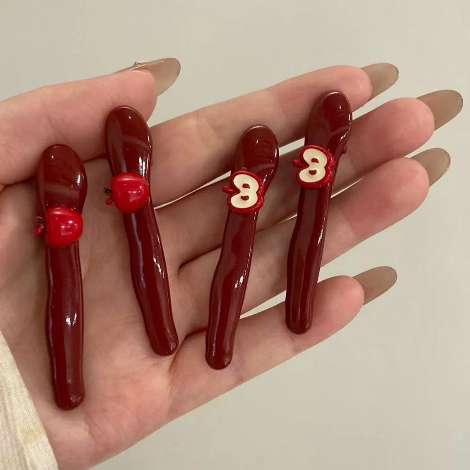 2-teiliges rotes Apfel-Haarspangen-Set, niedliche Haarnadeln mit Fruchtmotiv, glänzendes rotes Haar-Accessoire für Frauen, bezaubernde modische Haardekoration – Detail 3