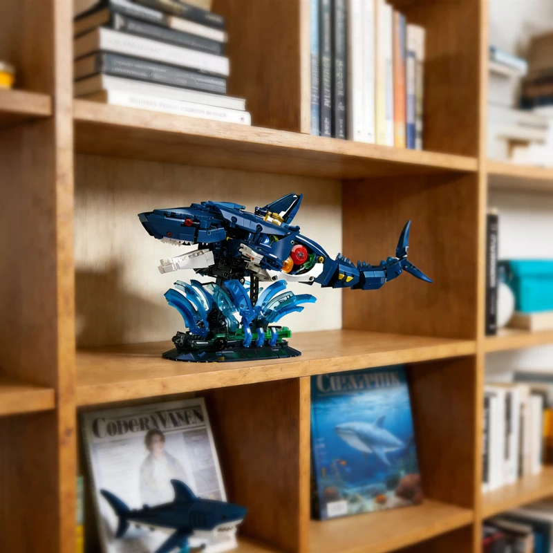 

Набор для сборки механической акулы из 1096 деталей, модель в стиле киберпанк с прозрачной волнообразной основой, декор для рабочего стола и коллекционный предмет